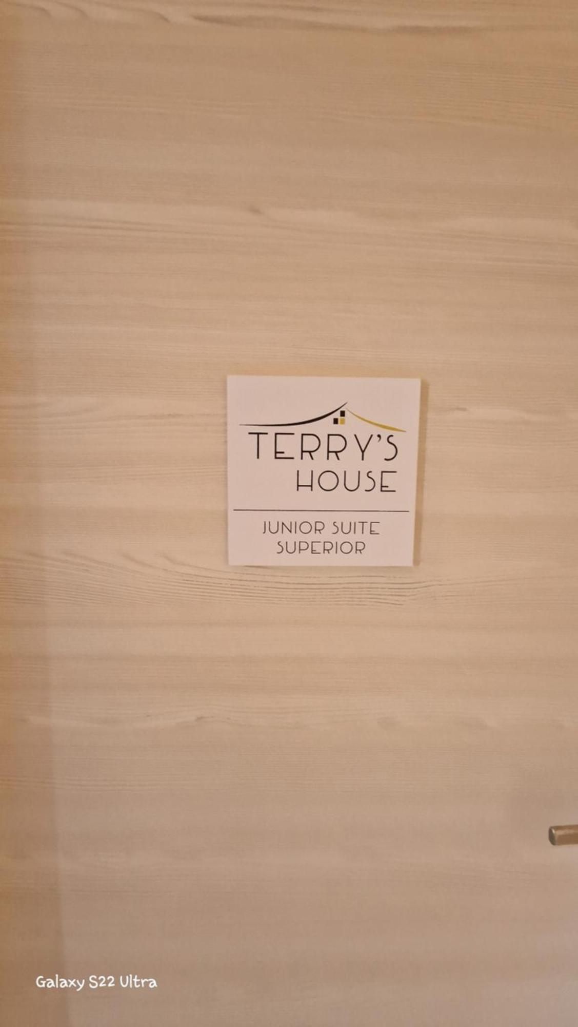 Отель Terry'S House Нуоро Экстерьер фото