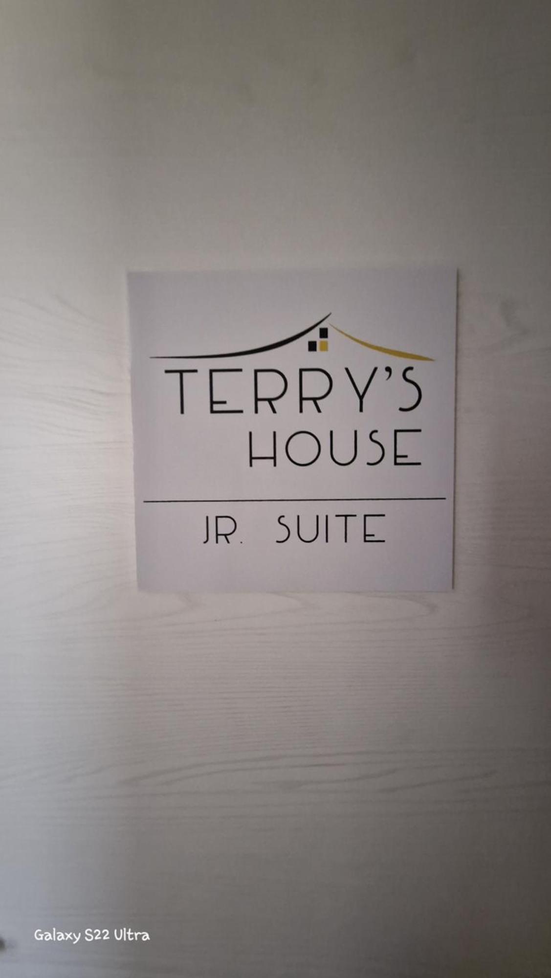Отель Terry'S House Нуоро Экстерьер фото